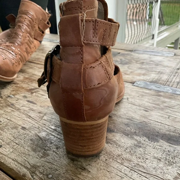 Catepillar CAT tan leather boots 8. - Picture 12 of 14